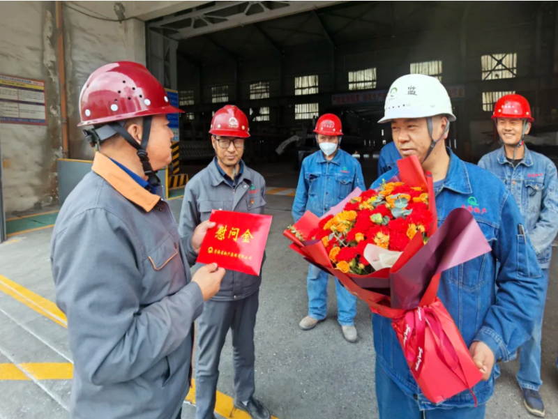 集团领导&ldquo;五一&rdquo;节前看望慰问新晋行业劳模