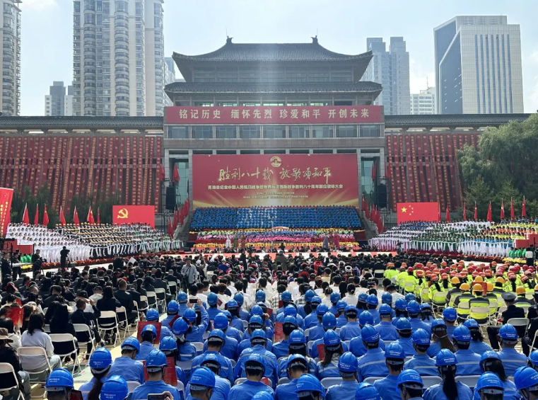 伟德国际1946bv官网职工合唱方阵参加青海省纪念中国人民抗日战争暨世界反法西斯战争胜利80周年群众歌咏大会