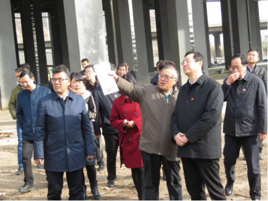 省委常委、西宁市委书记王晓在青海伟德国际1946bv官网总公司党委书记、总经理王玉辉陪同下，深入青海物产朝阳物流园区。